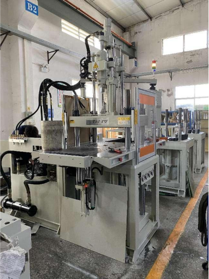 立式單滑板式注塑機